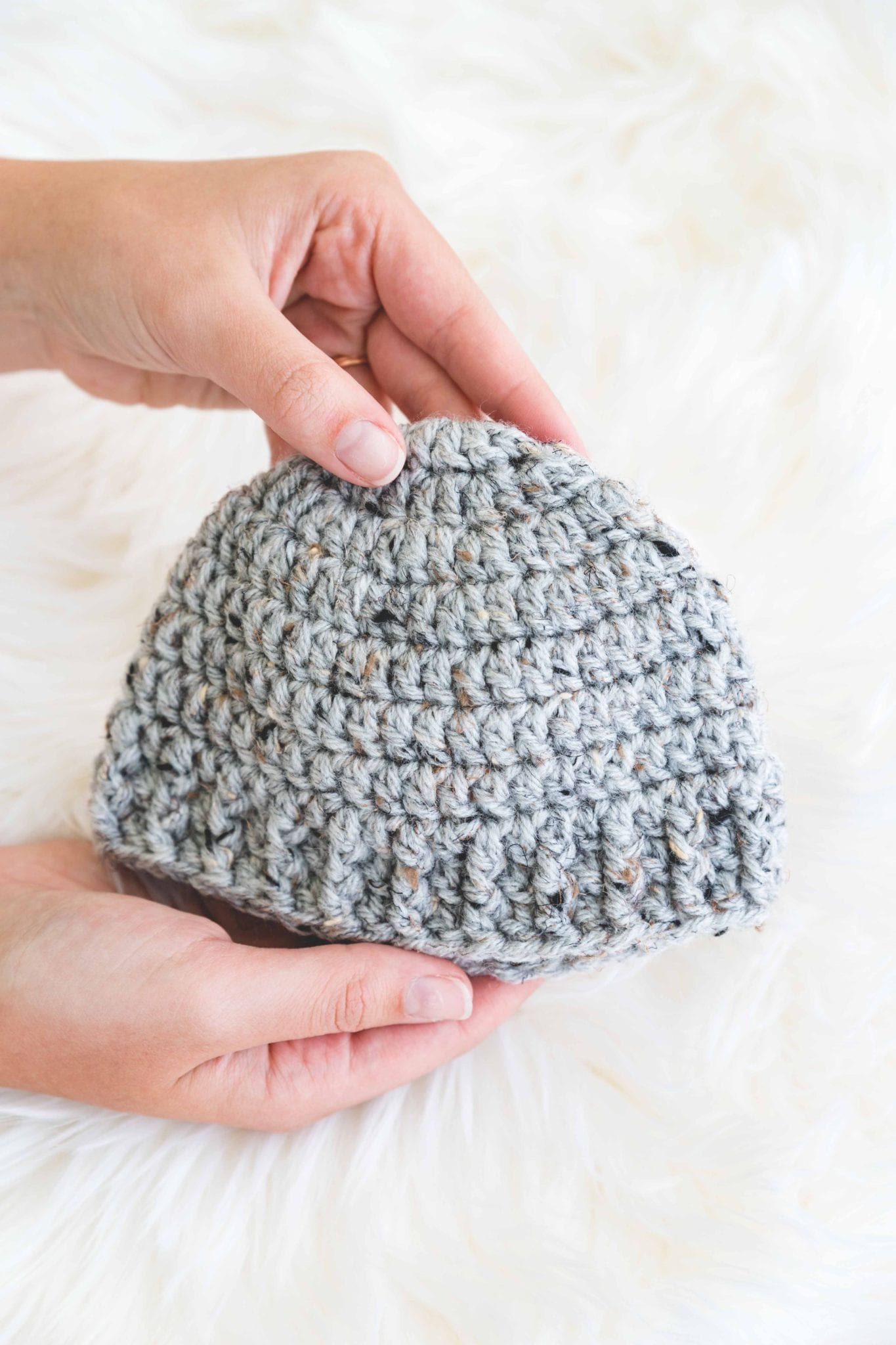 Baby shower gift to crochet, free pattern for the beginner Parker crochet baby hat.