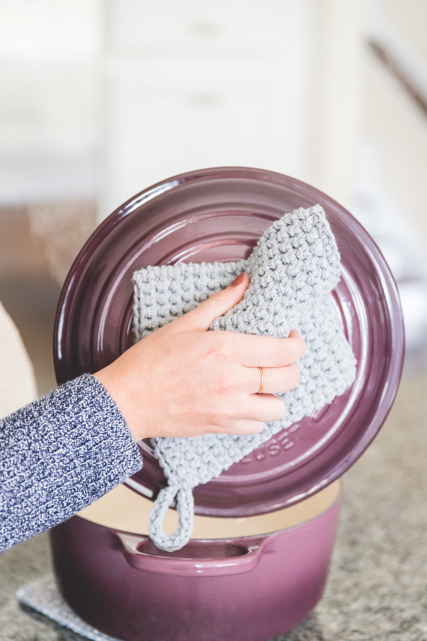 Thick crochet potholders utilize a thermal stitch that blocks heat even when cooking with high temperature.